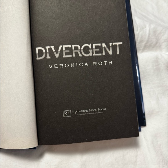 Hardcover Book: Divergent by Veronica Roth - Picture 6 of 6